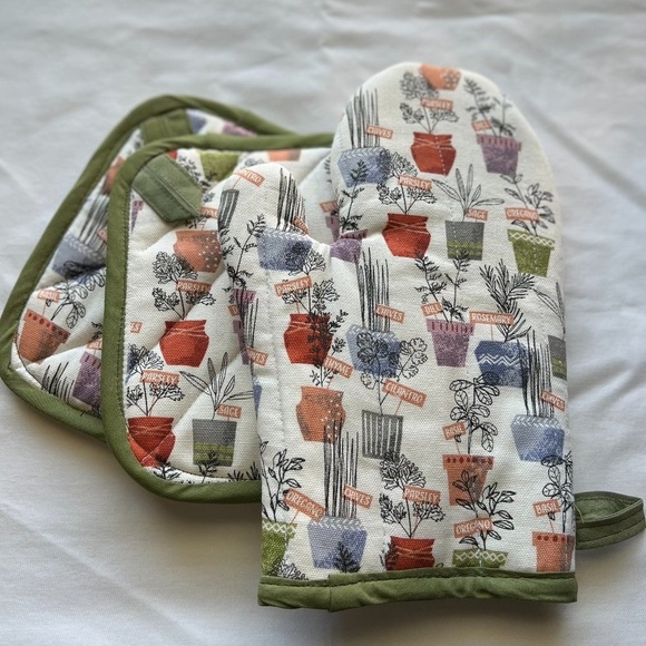 Handmade Other - Oven Mitt and Pot holders bundle